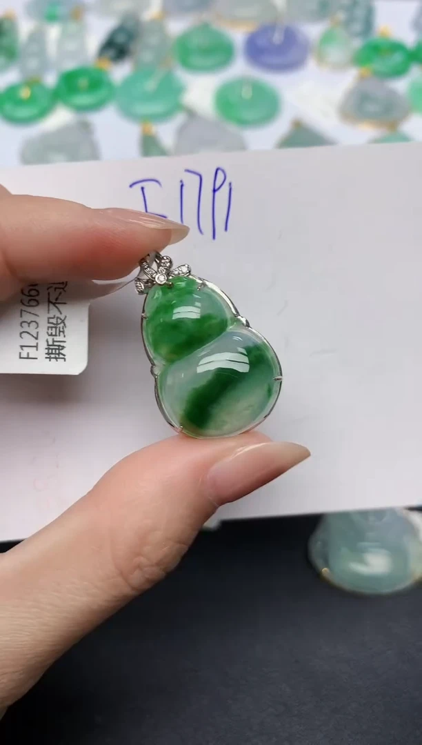 颈饰18K金镶嵌翡翠 天然缅甸A货翡翠百元以上9元证书费自理