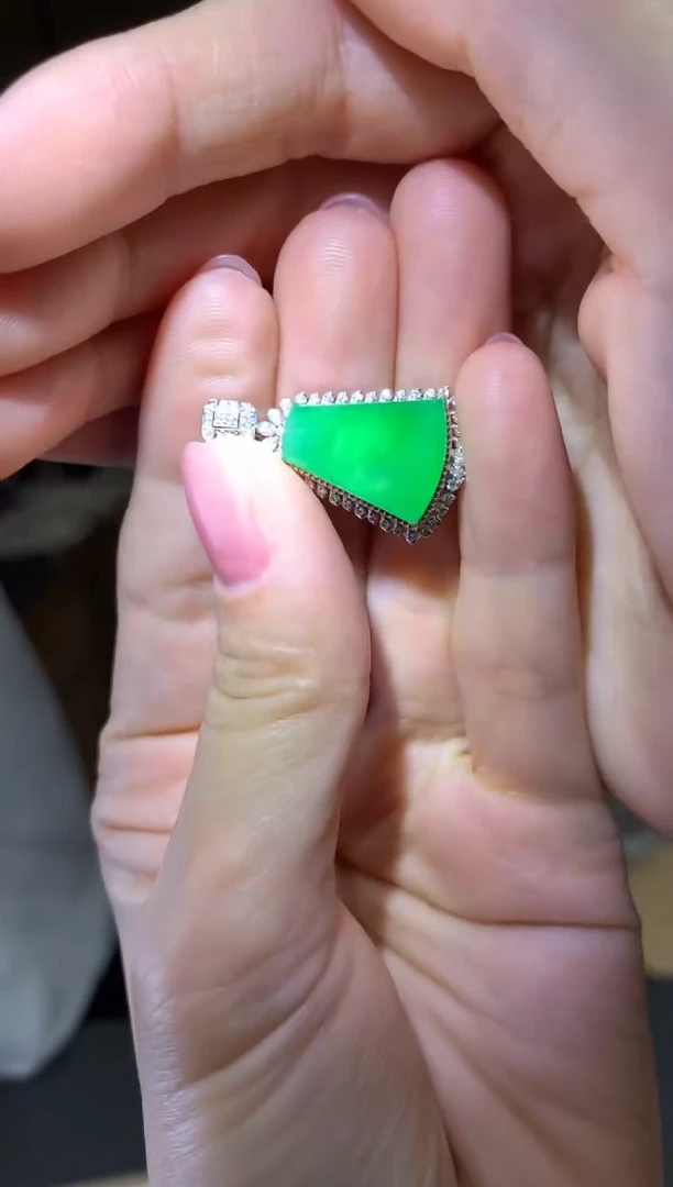 颈饰18K金镶嵌翡翠|不退不换