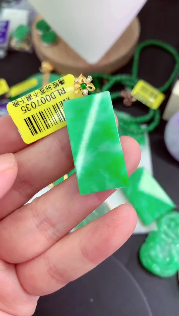 颈饰18K金镶嵌翡翠挂件