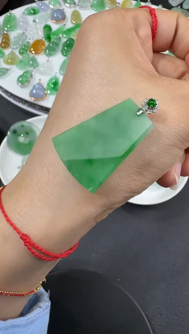 翡翠18K金镶嵌颈饰H0530-S1501-88