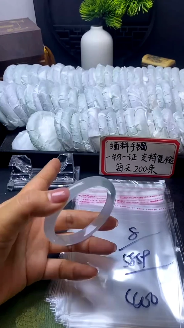 时尚女款缅料手镯 8