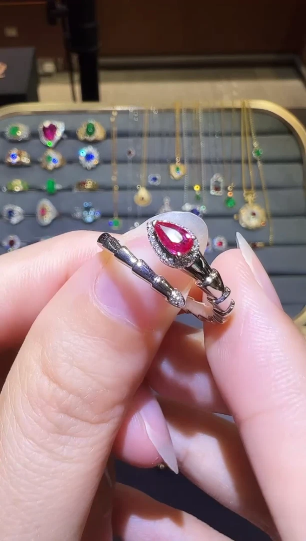 18K金镶嵌戒指红宝石0.3ct