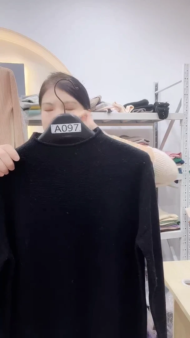 097羊毛衫黑135-150斤以内