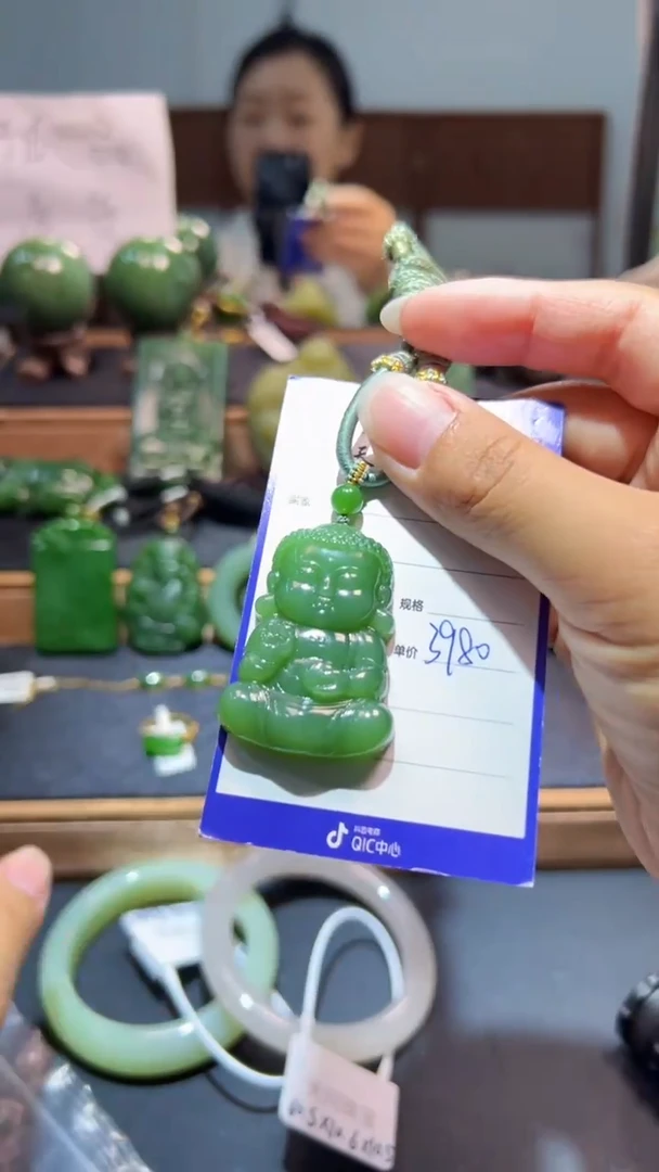 颈饰未镶嵌和田玉（碧玉）1