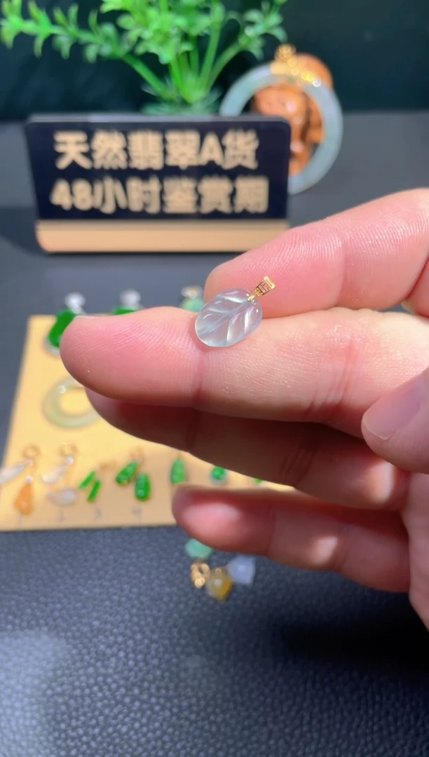 颈饰18K金镶嵌翡翠翡翠