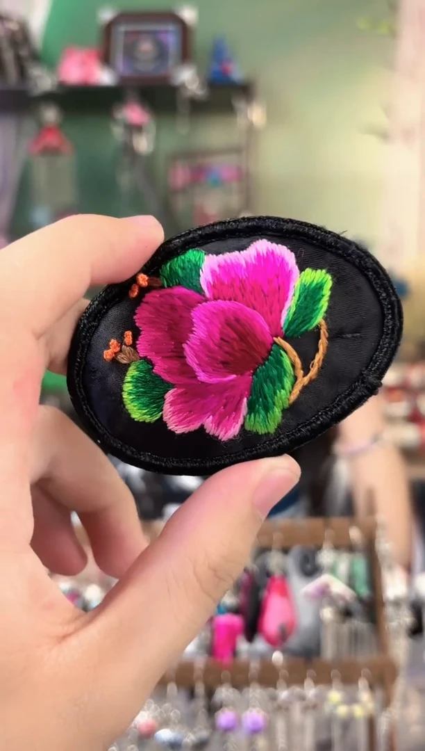 彩云南阁非遗老绣饰品558