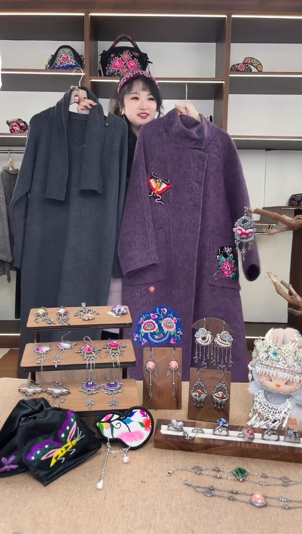 织绣笨***5A41黔东南苗族刺绣大衣打底裙预售