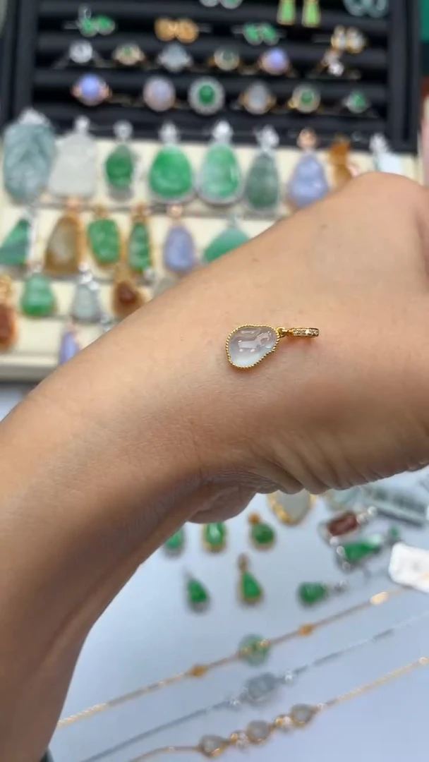 颈饰18K金镶嵌翡翠天然翡翠A货