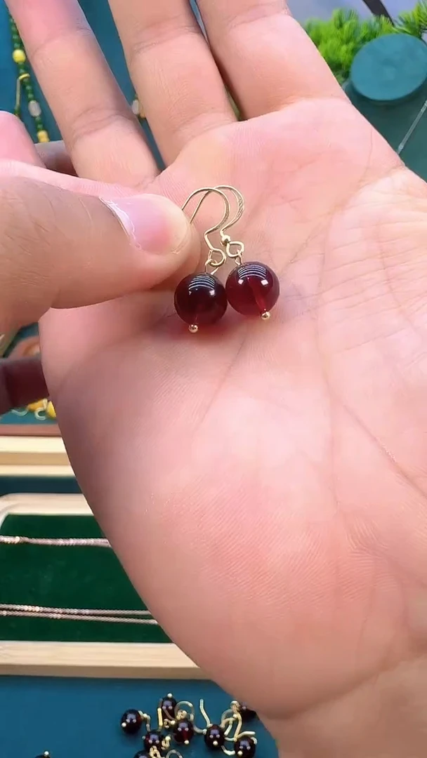 14K金镶嵌血珀耳饰E29