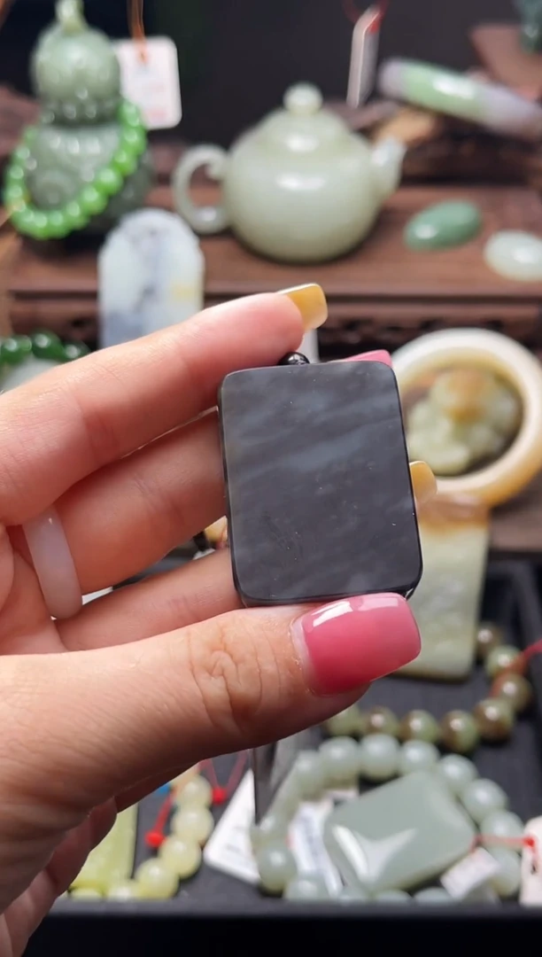 和田玉未镶嵌吊坠(不含链)若羌李保国三色青花无事牌9003140