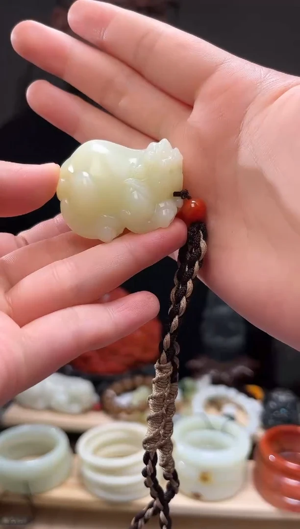 颈饰未镶嵌和田玉吊坠