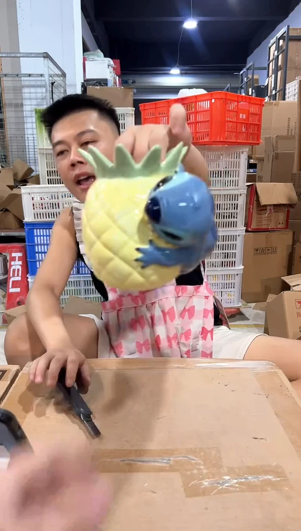 瓷片史迪仔啃菠萝花瓶