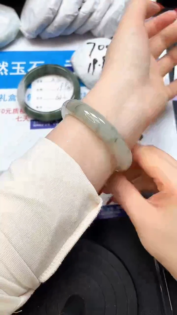 【闪购商品】石英质玉手镯合金77