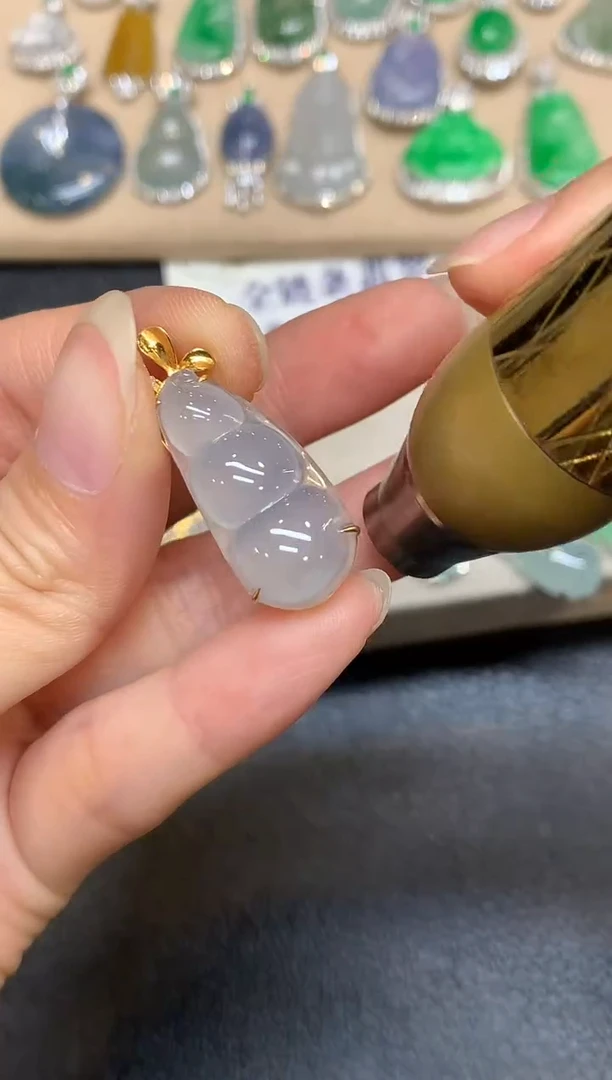 颈饰18K金镶嵌翡翠福豆【无服务费