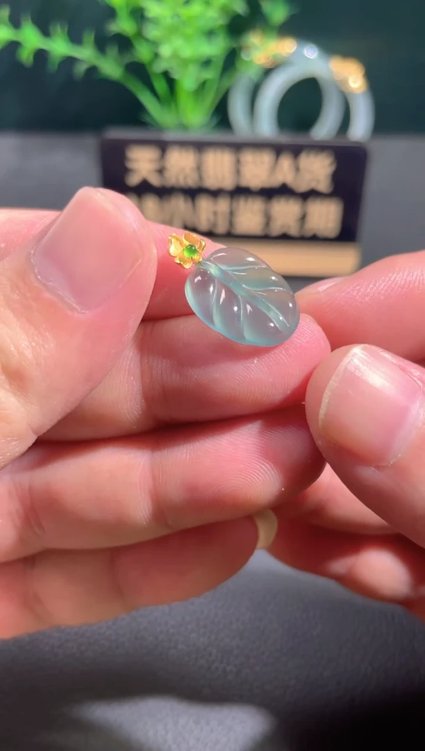 翡翠18K金镶嵌颈饰翡翠