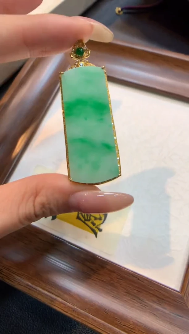 颈饰18K金镶嵌翡翠??无事牌