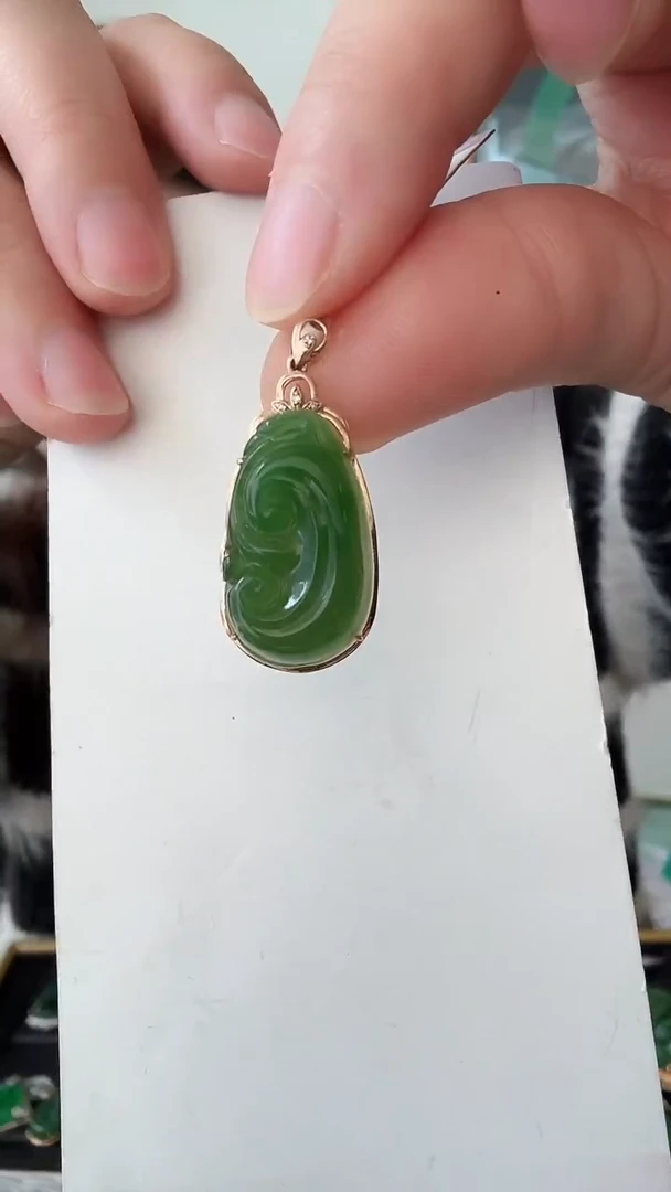 颈饰18K金镶嵌和田玉荣倩