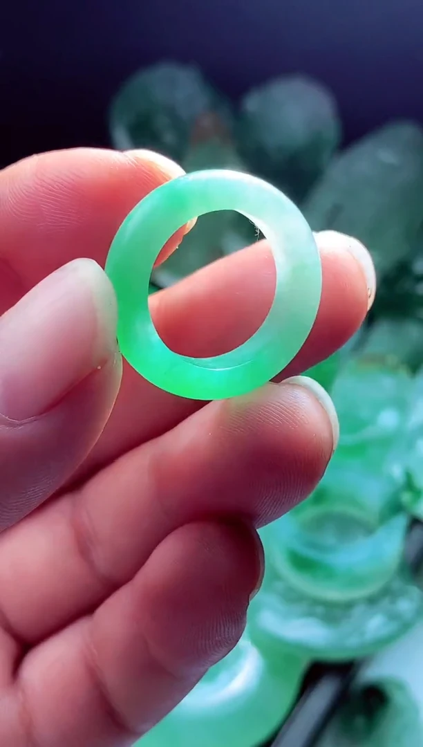 未镶嵌定制翡翠燕*?翡翠毛货定制