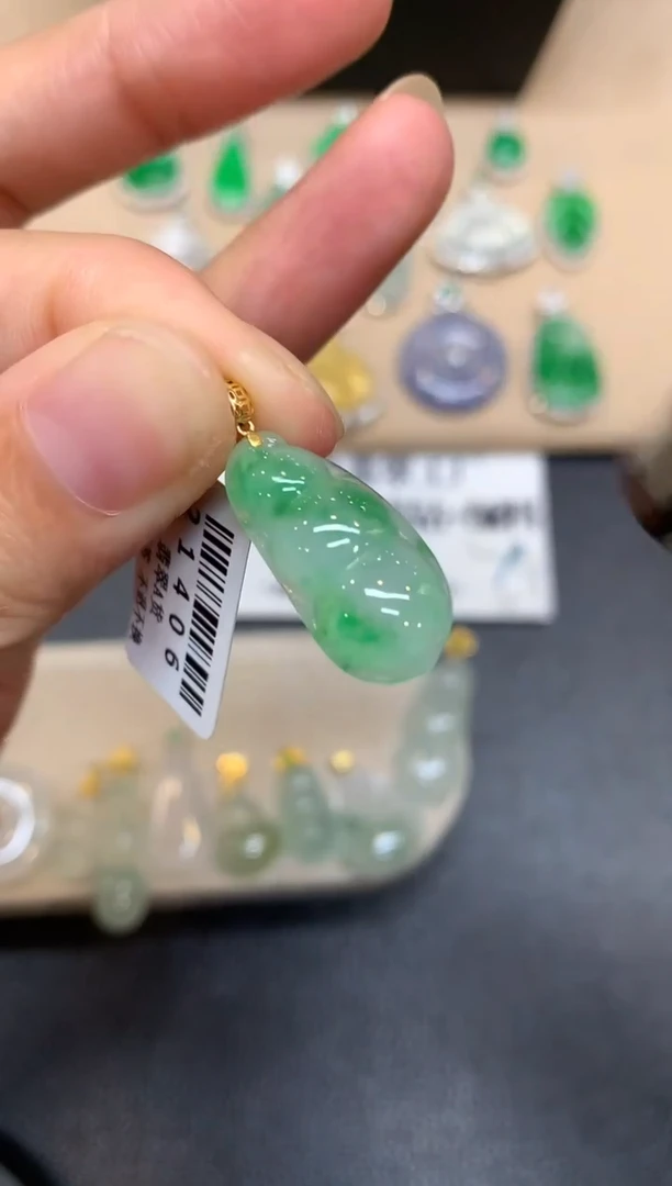 颈饰18K金镶嵌翡翠福豆【无服务费