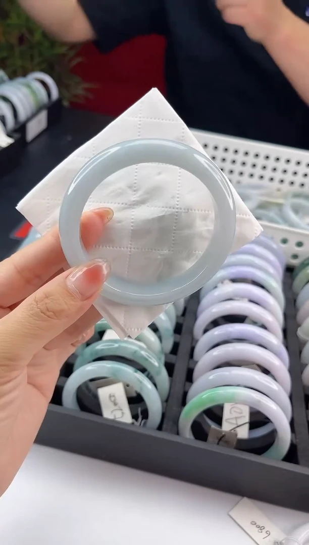 翡翠手镯未镶嵌翡翠1