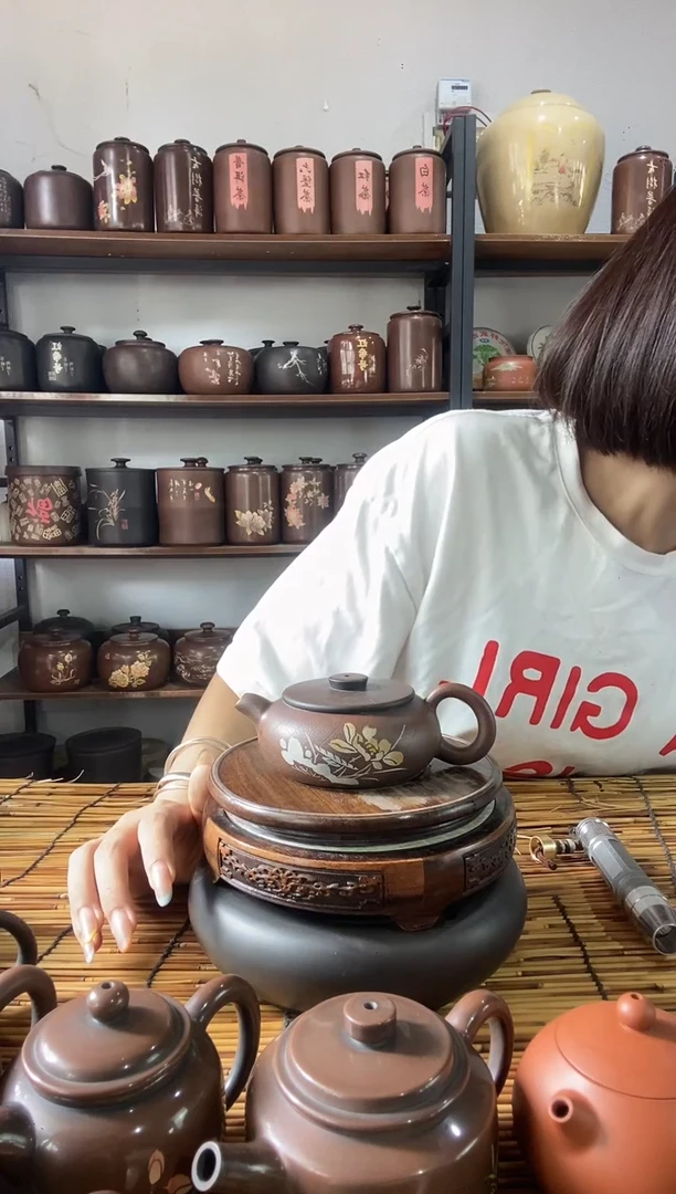 3建水紫陶手工菩提纹彩填壶
