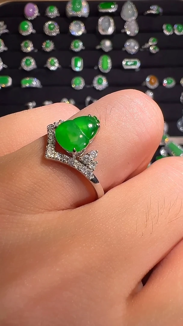 18K金镶嵌挂件翡翠戒指