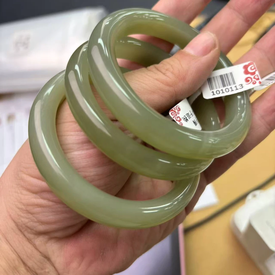和田玉湖水绿手镯多样性发其一1010113