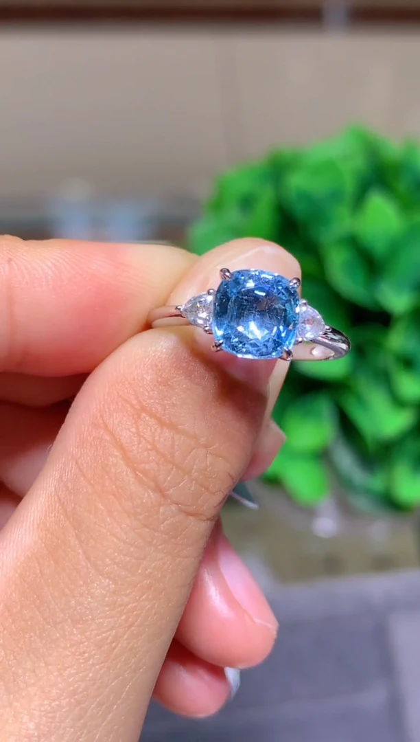 18K金镶嵌戒圈海蓝宝石1.78ct