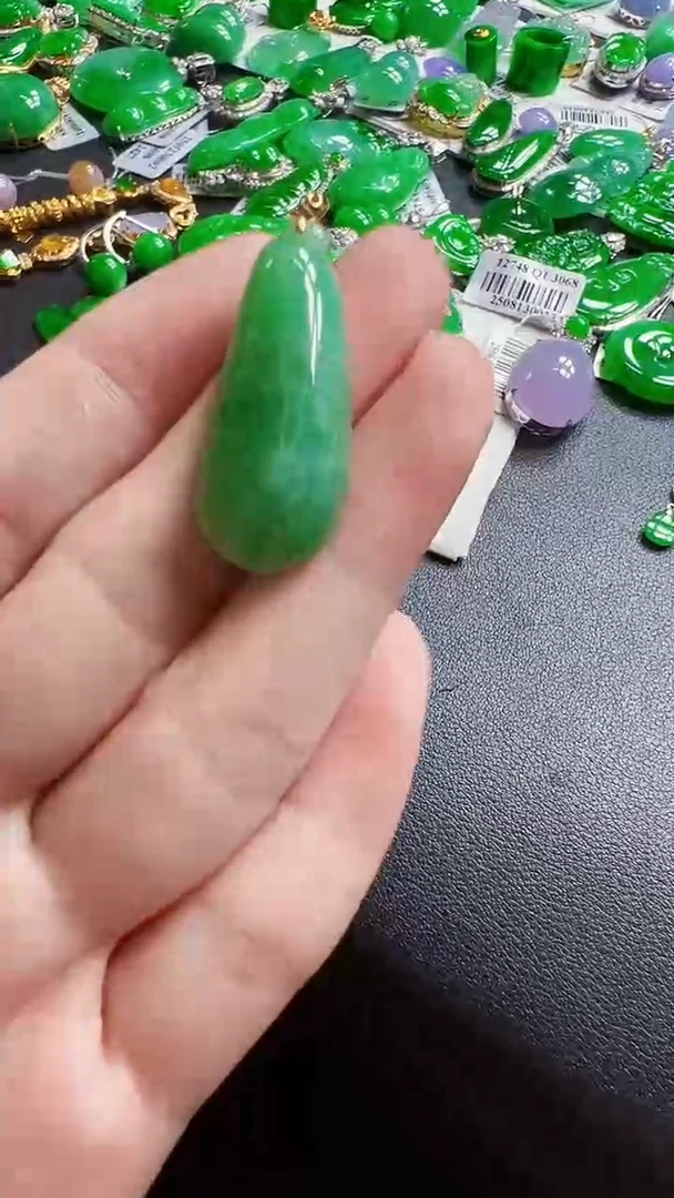 颈饰18K金镶嵌翡翠吊坠