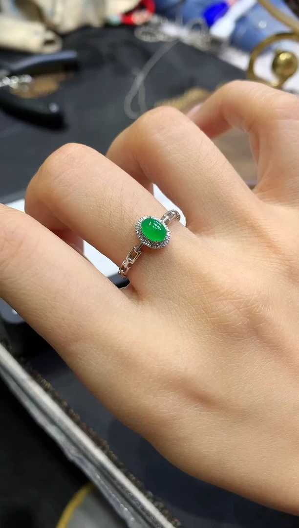 18K金镶嵌挂件翡翠戒指