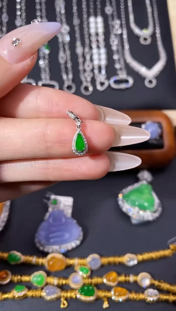 颈饰18K金镶嵌翡翠吊坠