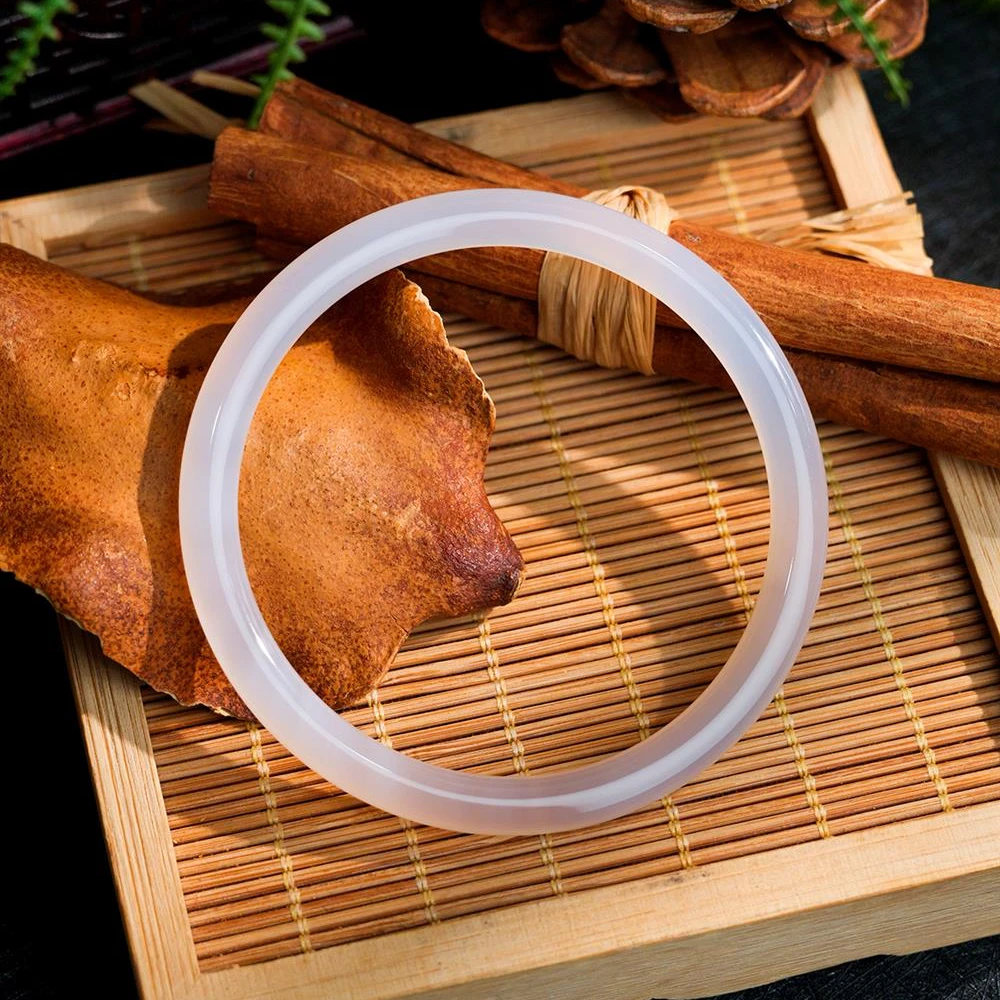 老鳯祥【弦月】白月光玉髓叮当手镯 时尚百搭叠戴 Z00787