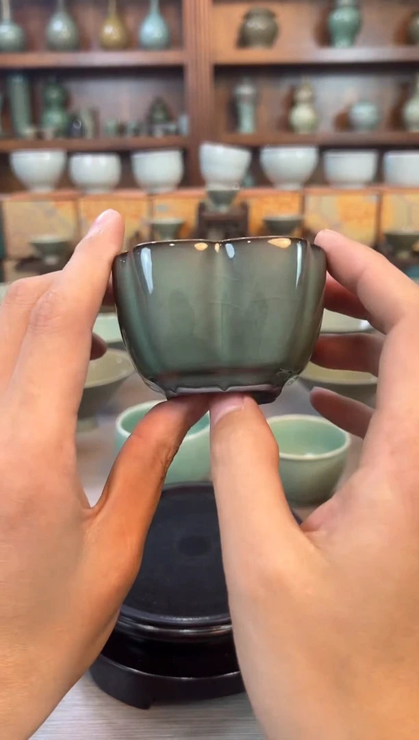 龙泉青瓷铁胎花口杯