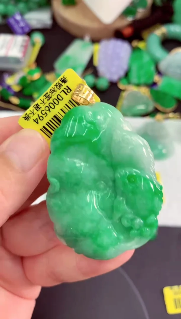 颈饰18K金镶嵌翡翠挂件