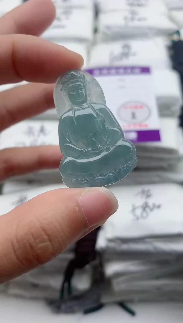 翡翠未镶嵌颈饰··········2