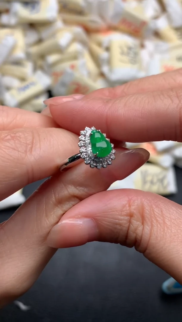 18K金镶嵌挂件翡翠一