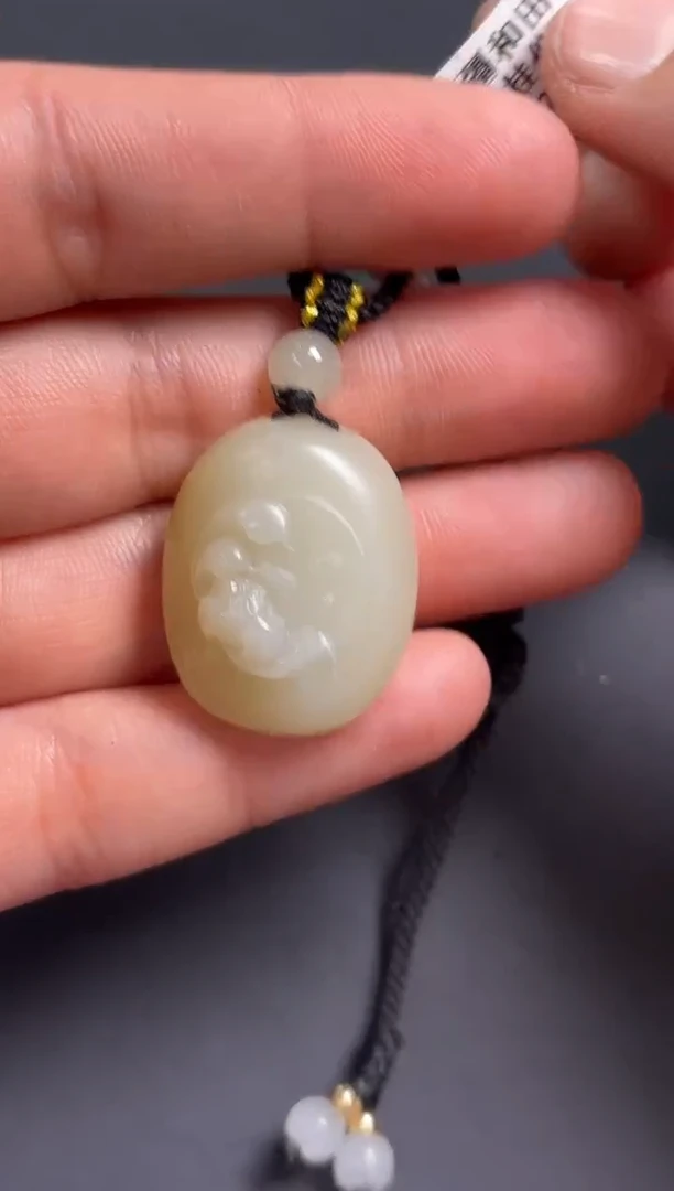 【闪购商品】和田玉吊坠(赠链)未镶嵌且末微色差迪克兰一细