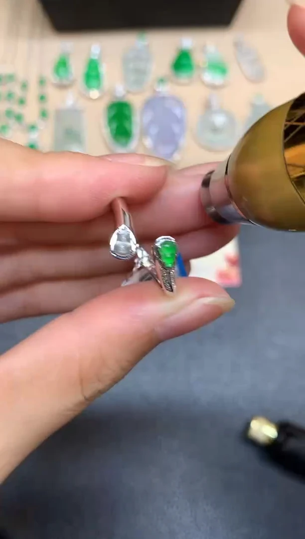 18K金镶嵌戒指翡翠葫芦【无服务费