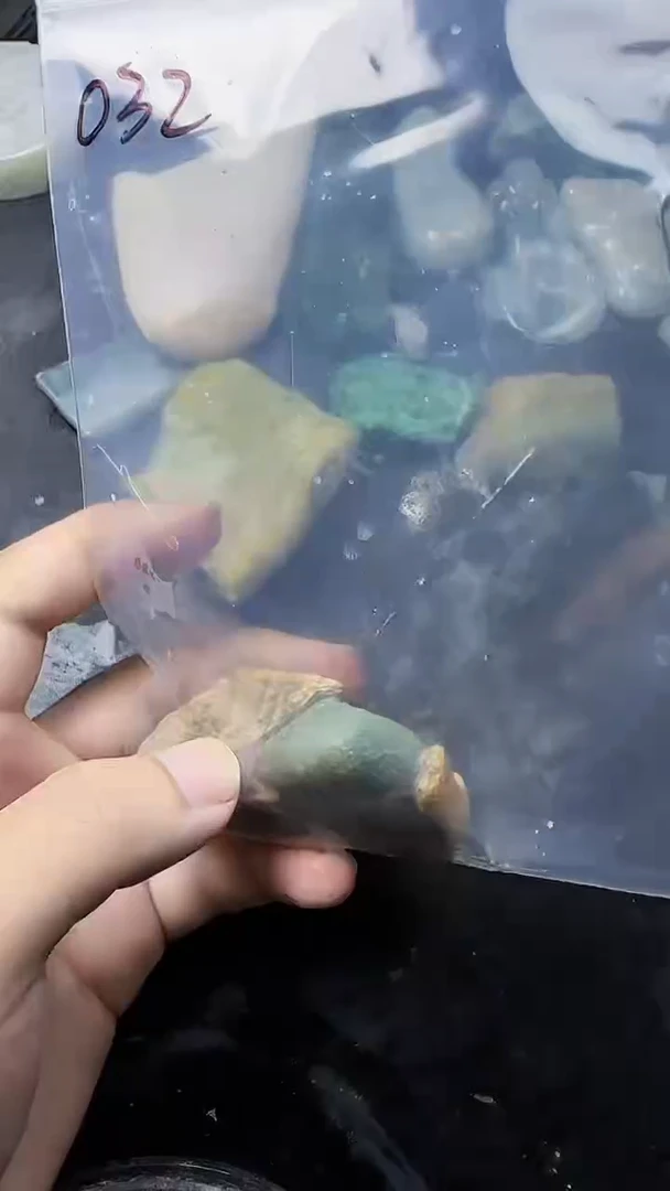 翡翠挂件未镶嵌阿**！032翡翠