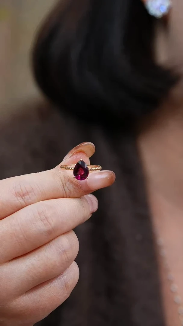 【闪购商品】石榴石戒指18K金镶嵌028