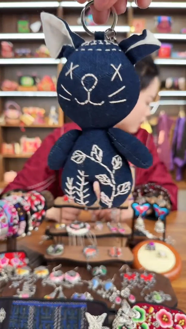 【闪购商品】织绣A32蒙阿苏苗绣传承