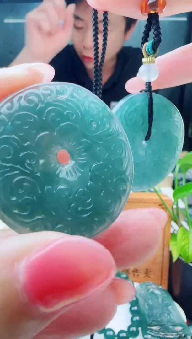 翡翠未镶嵌颈饰多样性发货其中一件