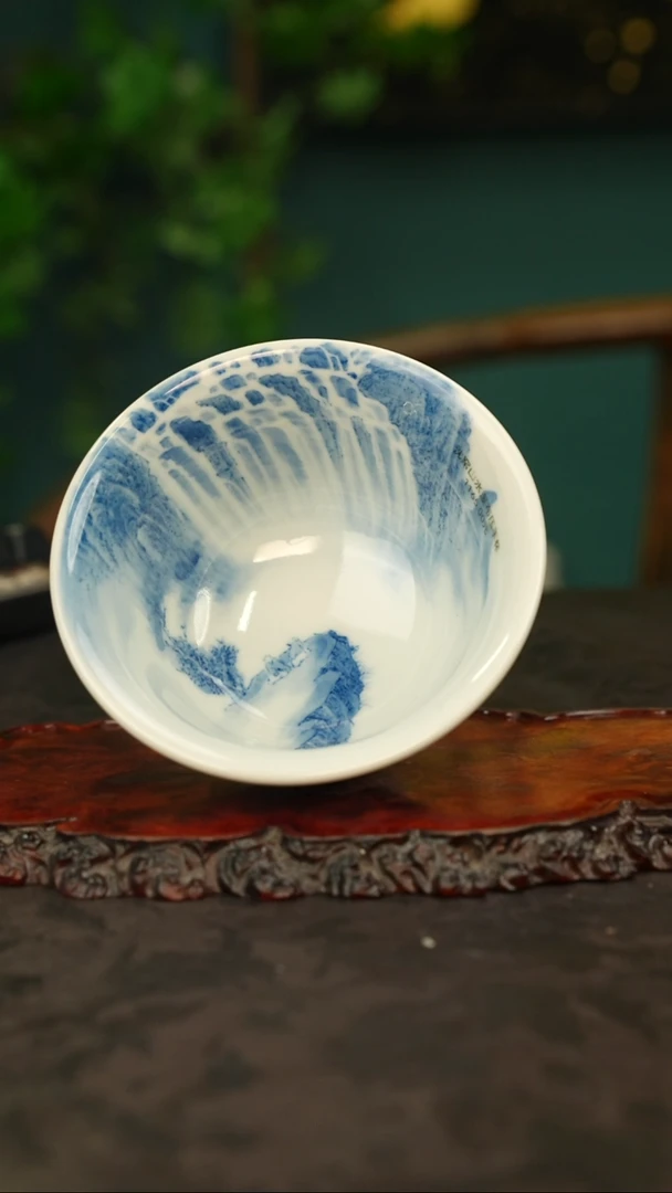 谢凯 青花手绘山水压手杯