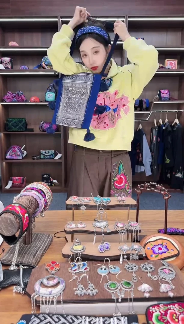 织绣A130蒙阿苏苗绣传承店包