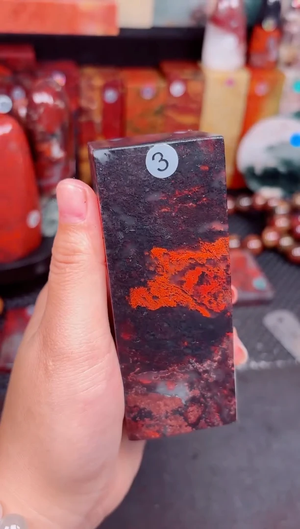 玉桂林鸡血玉印章摆件3
