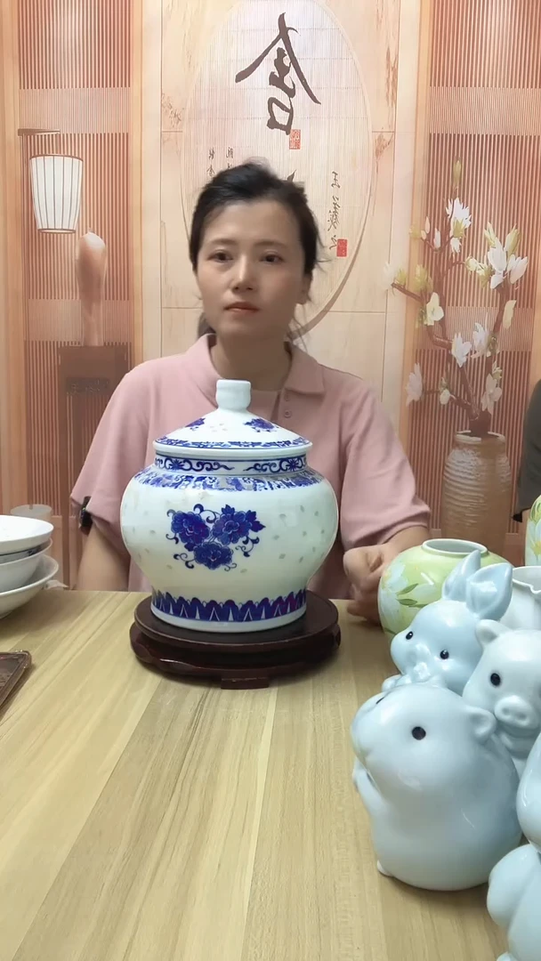瓷简青花玲珑食品罐1个
