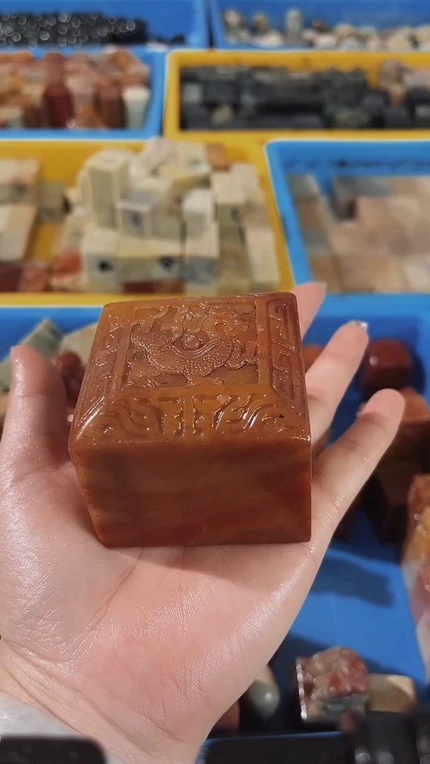 老挝石百*果瑕疵不规则章带雕钮