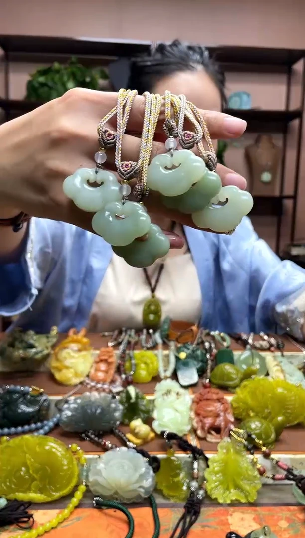 未镶嵌岫玉颈饰多样性发货发其中之一