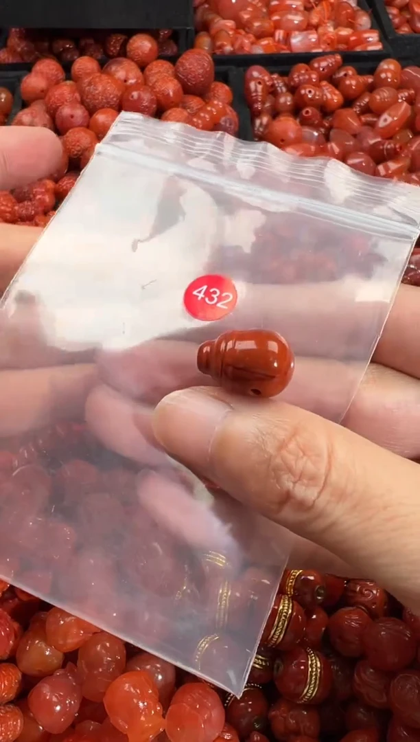 南红玛瑙未镶嵌颈饰1