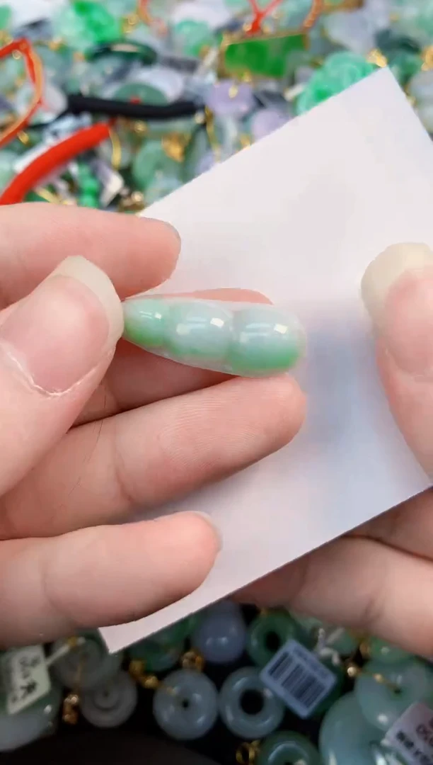 翡翠未镶嵌颈饰        1